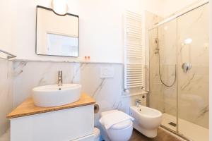 a bathroom with a sink and a toilet and a shower at Moderno bilocale sui Navigli - Mirable PM in Milan