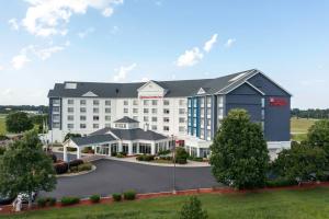 ロアノークラピッズにあるHilton Garden Inn Roanoke Rapidsのホテルの建物の空中ビュー