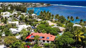 an aerial view of a house with trees and the ocean at Les 3 sables, COCO in L'Étang-Salé les Bains