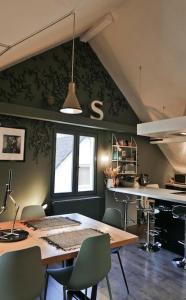 a kitchen with a table and chairs in a room at Apartement Strasbourg entre hypercentre et verdure in Bischheim