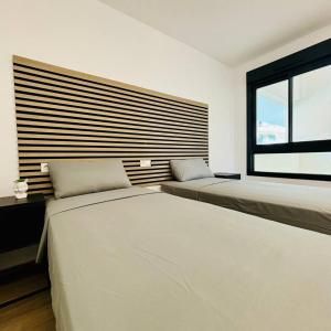 サン・ハビエルにあるCasa Emilia by SunshineClubのベッド2台と窓のある寝室 +23枚の写真