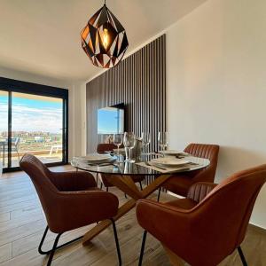 サン・ハビエルにあるCasa Emilia by SunshineClubのテーブルと椅子とシャンデリアのあるダイニングルーム