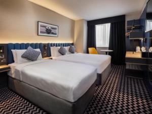 Letto o letti in una camera di Academy Plaza Hotel