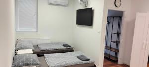 Posteľ alebo postele v izbe v ubytovaní Dimael Hostel & Apartments