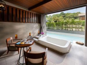 Avista Hideaway Phuket Patong - MGallery内部或周边的泳池