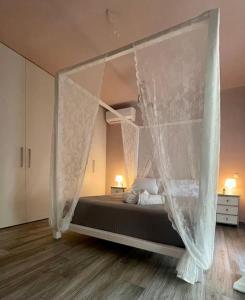 Villa Evanthia في Áyios Yeóryios: غرفة نوم بسرير مع مظلة