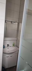 Koupelna v ubytování SOSTANJ VELENJE RAVNE SOBE ROOMS Vrtacnik d o o