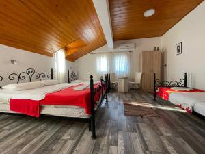 Postel nebo postele na pokoji v ubytování Skadar Lake Family Resort + 37 fotografií