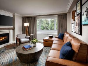Uma área de estar em Fairmont Chateau Whistler