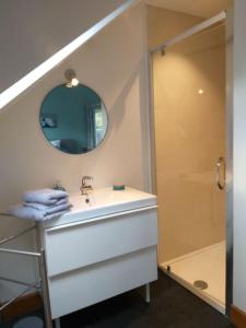 Koupelna v ubytování Coliving-Colocation du Châtelet + 17 fotografií
