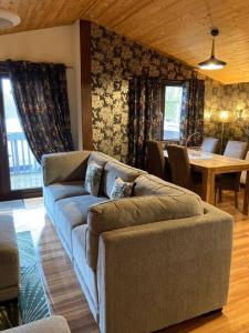 un soggiorno con un divano e un tavolo di Harvest 15 Lodge, Yellowtop Country Park a Selby
