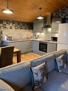 un soggiorno con divano blu in cucina di Harvest 15 Lodge, Yellowtop Country Park a Selby