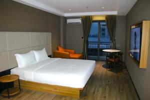 Postel nebo postele na pokoji v ubytování Orange Crystal Phoenix hotel