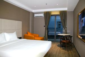 Postel nebo postele na pokoji v ubytování Orange Crystal Phoenix hotel
