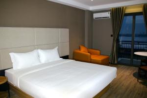 Postel nebo postele na pokoji v ubytování Orange Crystal Phoenix hotel