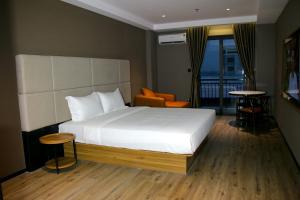 Postel nebo postele na pokoji v ubytování Orange Crystal Phoenix hotel