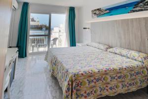 A bed or beds in a room at Hotel Amic Can Pastilla