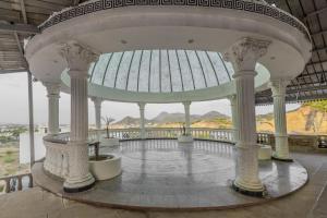 Clarks Resort The Archi`s Castle, Ajmer的阳台或露台