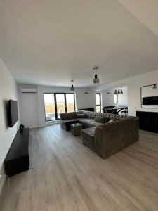ein großes Wohnzimmer mit Sofa und TV in der Unterkunft Apartament Bucuresti Nord in Bukarest