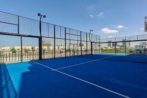 Tenis a/nebo squash v ubytování TOP Location and Work and Chill near Miracle Garden nebo okolí