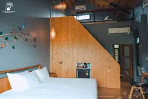 Voodi või voodid majutusasutuse The Tree Riverside Resort Kaeng Krachan toas