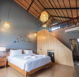 Voodi või voodid majutusasutuse The Tree Riverside Resort Kaeng Krachan toas