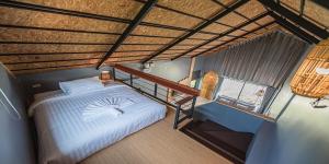 Voodi või voodid majutusasutuse The Tree Riverside Resort Kaeng Krachan toas