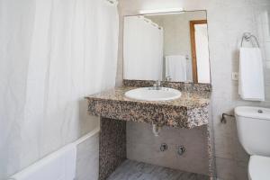 A bathroom at Hotel Amic Can Pastilla