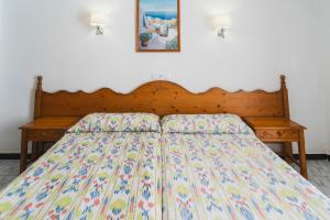 A bed or beds in a room at Hotel Amic Can Pastilla