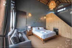 Voodi või voodid majutusasutuse The Tree Riverside Resort Kaeng Krachan toas