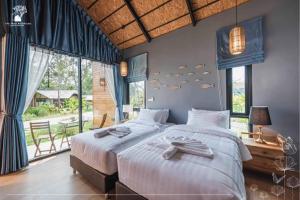 Voodi või voodid majutusasutuse The Tree Riverside Resort Kaeng Krachan toas