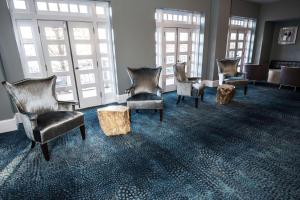 Redmont Hotel Birmingham - Curio Collection by Hilton的休息区
