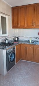 una cucina con lavatrice di Apartement ensoleillé au centre de Tanger a Tangeri