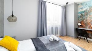 ein Schlafzimmer mit einem Bett und einem Schreibtisch darin in der Unterkunft Apartament Karo II in Świeradów-Zdrój