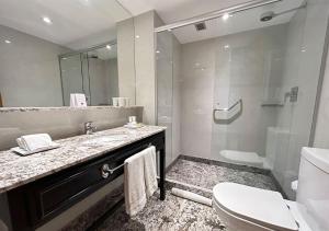 Um banheiro em Windsor Plaza Brasilia
