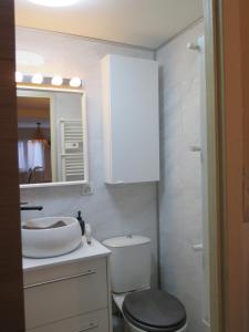 Maison de village à 35 m du bord de mer的一间浴室