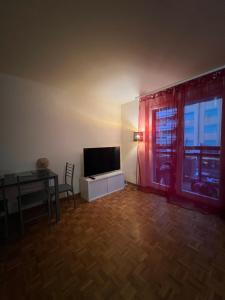 Μια τηλεόραση ή/και κέντρο ψυχαγωγίας στο Cosy Lake Side Studio