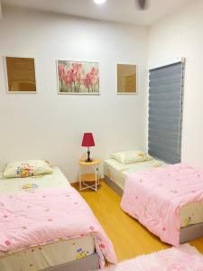 Uma cama ou camas num quarto em KaiSplash Splashmania Gamuda Cove