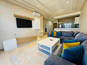 TV a/nebo společenská místnost v ubytování Seafront 2 Bedrooms flat