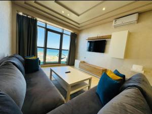 Posezení v ubytování Seafront 2 Bedrooms flat