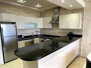 Kuchyň nebo kuchyňský kout v ubytování Seafront 2 Bedrooms flat