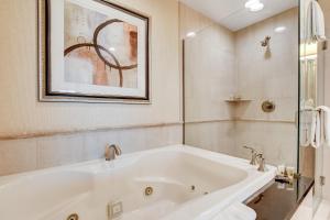 bañera blanca en el baño con una pintura en MGM Signature Towers by FantasticStay, en Las Vegas 74 fotos más