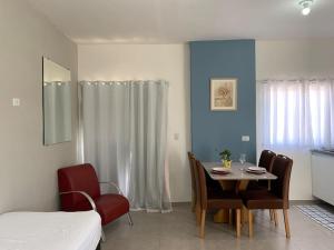 a room with a table and chairs and a bed at Studio 21 Fácil acesso Aeroporto Internacional Guarulhos e Arena Corinthians in Sao Paulo