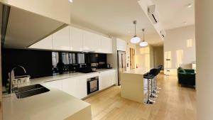 Una cocina con gabinetes blancos y encimera. en Star Residence Suite KLCC, en Kuala Lumpur