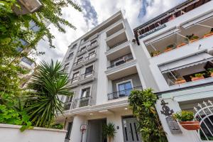 Royal Hill Apartments by PS في دوريس: مبنى ابيض امامه نباتات