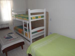 - une chambre avec deux lits superposés et un lit dans l'établissement Casa Centro de Bertioga - SP terrea 300 metros da praia - Marcondes 05, à Bertioga