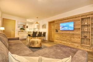 Televízia a/alebo spoločenská miestnosť v ubytovaní Alpin & Seeresort Top 14 - by Alpen Apartments