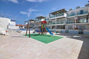 un parco giochi di fronte a un condominio di Numar Residence A A a Vila Nova de Cacela