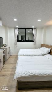 Postel nebo postele na pokoji v ubytování Fulong City B&B