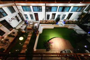 白沙Party House的绿色草坪建筑的顶部景观